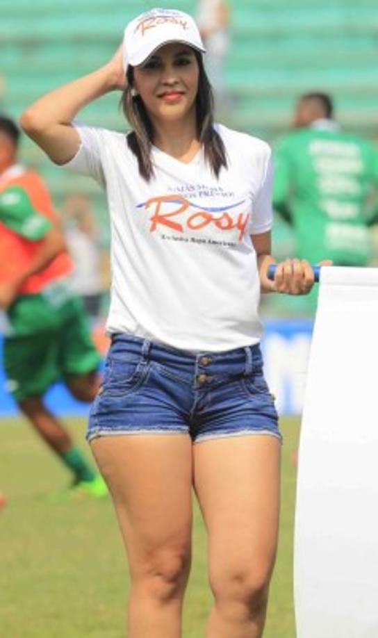 Los patrocinadores llevaron hermosas edecanes al juego.