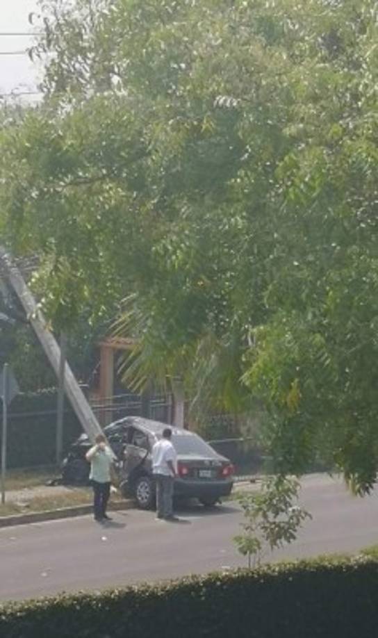 Varias personas captaron con sus celulares las imágnes del fatal accidente registrado en el bulevar Mackay.