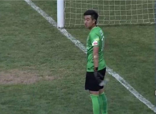 ¡Insólito! Portero recibe gol mientras tomaba agua