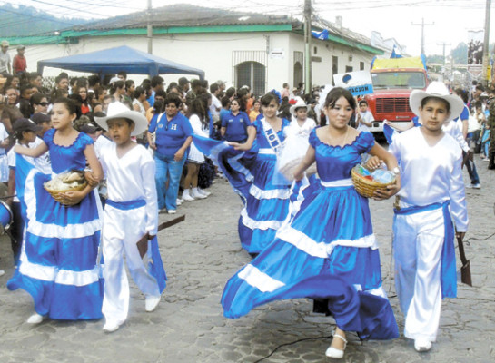 Hondureños se visten de civismo y orgullo