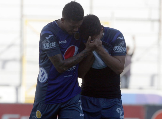 Varela rompe en llanto tras ser expulsado por eufórica celebración