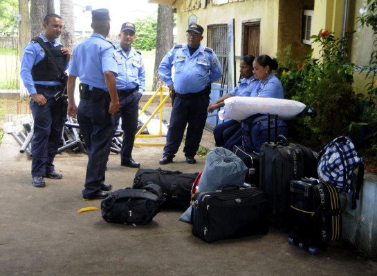 'No sabemos adónde nos envían”: policías removidos