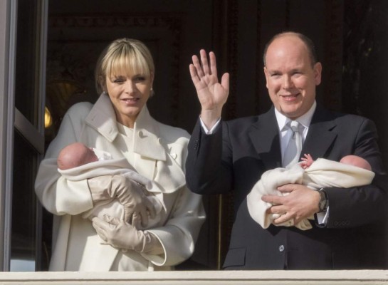 Mónaco presenta a sus príncipes mellizos