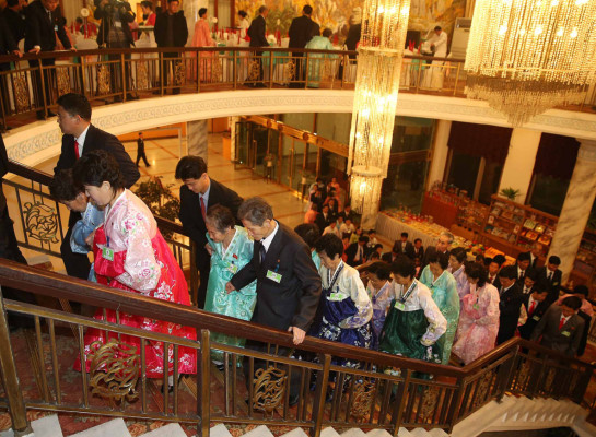 Emotivo reencuentro entre familias divididas por la Guerra de Corea