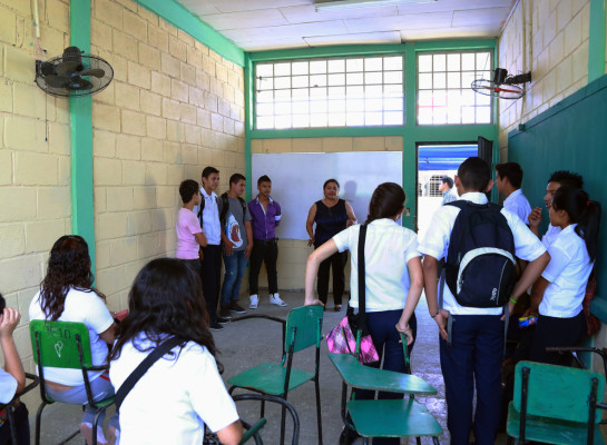 Educación lleva 100 pupitres al Polivalente