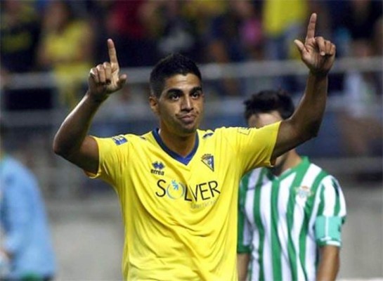 Jonathan Mejía debuta con gol y victoria en el Cádiz