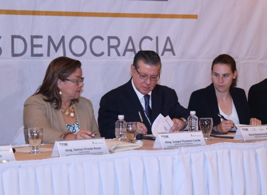 Observadores siguen acreditándose en el TSE