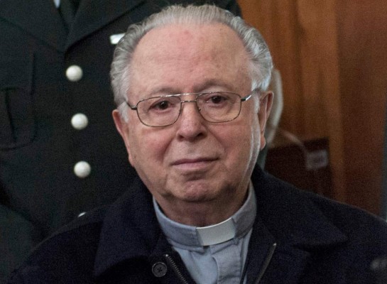 (FILES) In this file picture taken on November 11, 2015 Chilean priest Fernando Karadima appears in court of Santiago to testify in a civil lawsuit against the Archdiocese of Santiago for allegedly sexual abuse cover up. - A court in Chile on March 27, 2019 ordered the Roman Catholic Church to pay damages of around 146,000 US dollares to each of the three victims of influential former priest Fernando Karadima. Juan Carlos Cruz, Andres Murillo and James Hamilton had sued the Church for covering up years of sexual abuse perpetrated by Karadima, a senior Chilean cleric who was suspended for life by the Vatican. (Photo by Vladimir RODAS / AFP)