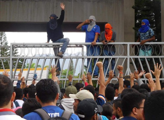 Paralizan la Unah para exigir rebaja del 50% al pasaje de estudiantes