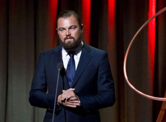 DiCaprio recibe premio de los Clinton en una noche de estrellas