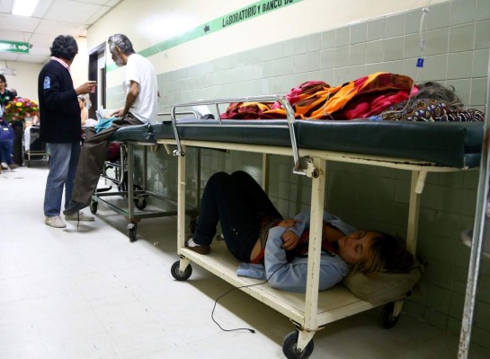 Parientes de enfermos aguardan entre la necesidad y el sacrificio