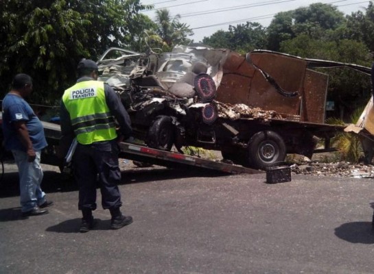 Chocan camión y bus en Yoro: un muerto y 30 heridos