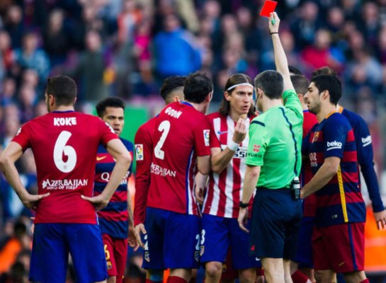 Tras patada a Messi, Filipe Luis vio el juego en la sala de prensa