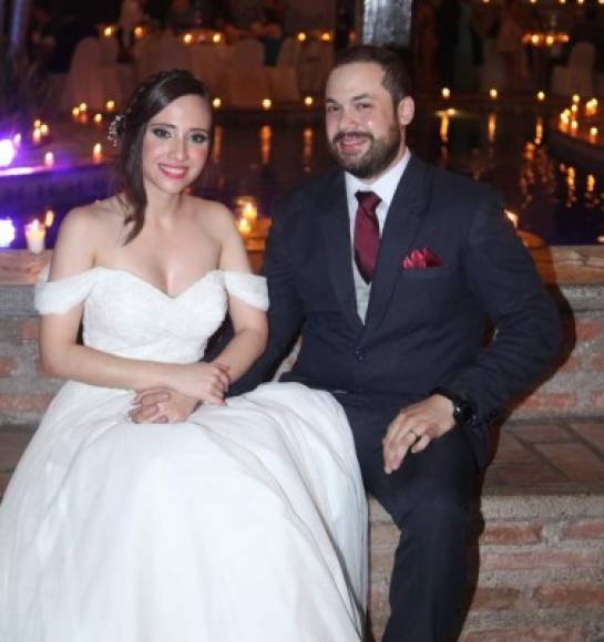 Pilar Alemán y Diego Paz se casaron en Copán Ruinas.