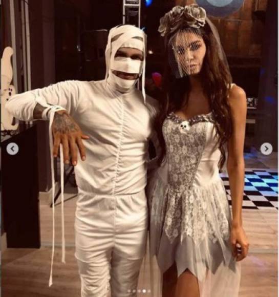 El futbolista brasileño Dani Alves junto a su esposa Joana Sanz. 'Novia cadáver conoce a momia', escribió la modelo española en su Instagram.