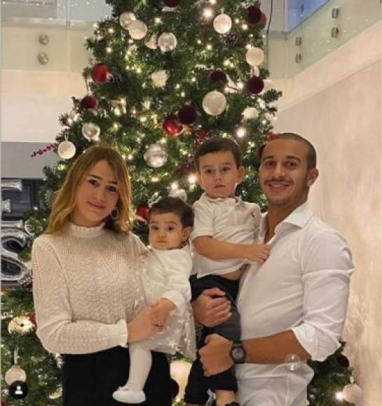 Thiago Alcantara, mediocampista español del Liverpool, junto a su esposa Júlia Vigas y sus hijos.