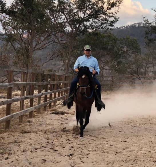 El expresidente, recluido en una cárcel estadounidense tras haber sido extraditado por cargos relacionados con el narcotráfico, se mostró durante su mandato como un hombre de campo y, cada que podía, regresaba a sus fincas a montar caballo o pasear con sus perros. 