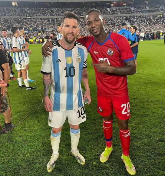 La foto del delantero panameño Omar Browne con Messi sobre el campo del estadio Monumental. El jugador canalero la publicó en su Instagram.