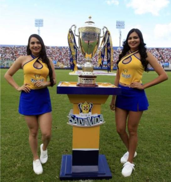 Las bellas chicas que custodian la copa que se llevará el campeón del Torneo Apertura 2018.