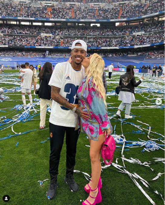 Karoline Lime - La pareja de Éder Militao celebró con el defensa brasileño en la cancha del Bernabéu.