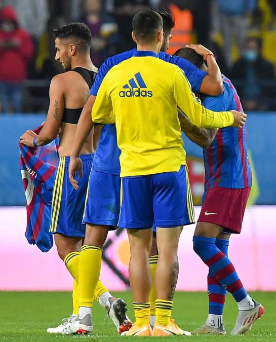 Jugadores de Boca Juniors se acercaron a saludar a Dani Alves al final del juego.
