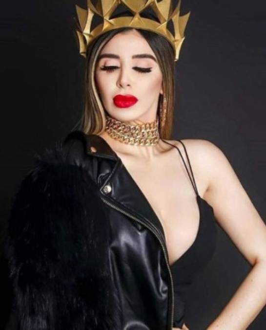 Emma posó como una reina, con corona incluida. Las imágenes fueron divulgadas en cuenta de Instagram, donde acumula más de 200 mil seguidores.