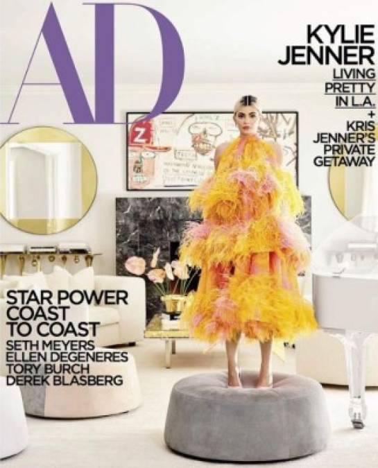 La menor del clan Kardashian - Jenner también tiene un cine en casa, gimnasio, biblioteca, sala de vinos y armarios de gran tamaño. Kylie presumió su lujosa decoración en la revista de arquitectura AD.