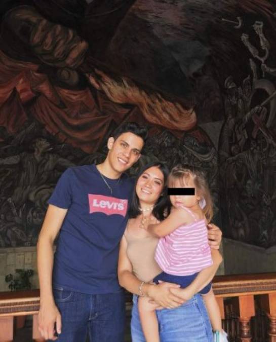 Fuera de la Academia, Carlos Torres tiene una relación estable con Aranza, una joven que tiene una hija de una anterior relación y de quien el joven se hace cargo.<br/>