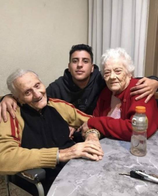 'Hoy se fue Pochito. 95 años de sacrificio y nunca se le borró esa sonrisa. Crió a un Padre que nos da todo y eso se queda acá. Te vamos a extrañar mucho', escribió Gian.