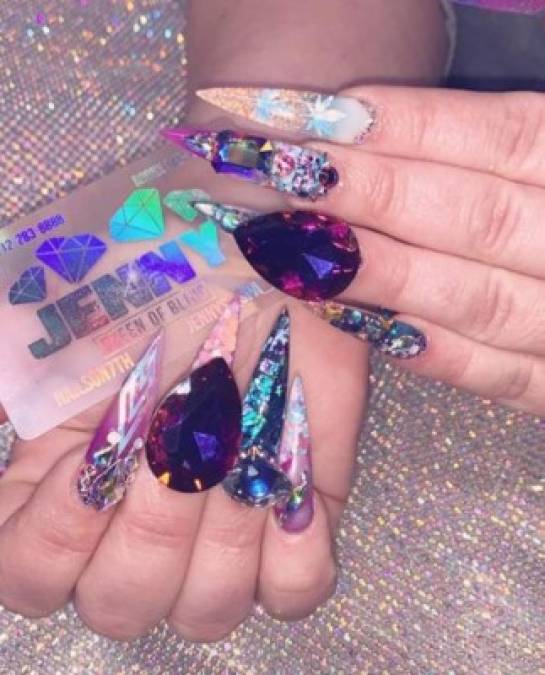 El éxito de Jenny Bui es raro en una industria de uñas que empleaba a 24,000 manicuristas en Nueva York en 2018, esencialmente inmigrantes asiáticas de primera generación.