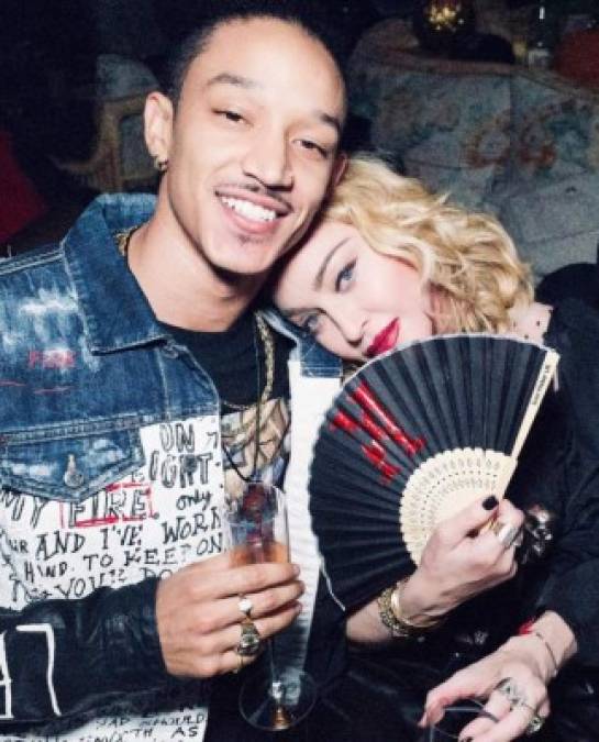 Hace unos días la diva celebró tener 50 temas en el #1 en las listas de reproducciones. Madonna estuvo rodeada de amigos y familia, y no podía faltar su nuevo 'toy boy'.