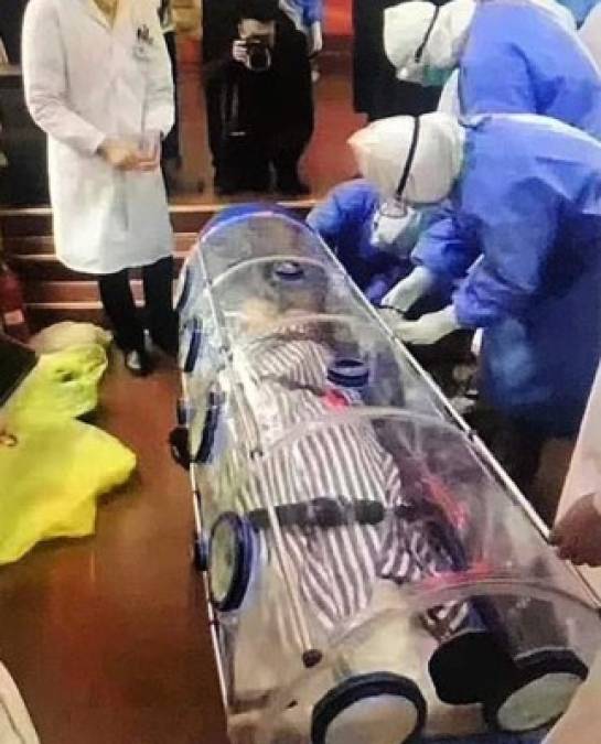 Los hospitales de Wuhan trasladan en camillas selladas a los pacientes graves.
