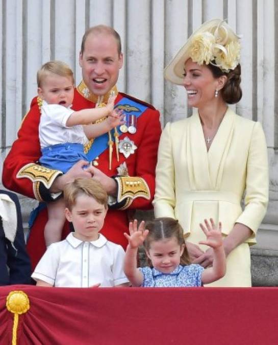 Louis de Cambridge, que se estrenó en el colorido acto, se mostró inquieto, sin embargo, a su corta edad estuvo a la altura de los miembros de la realeza.