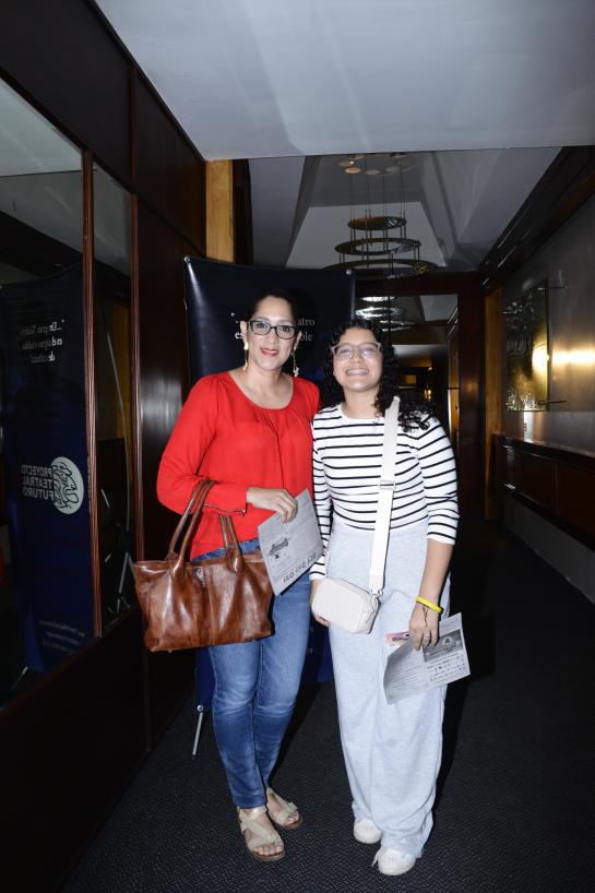 Nancy de Valle y Valeria Valle