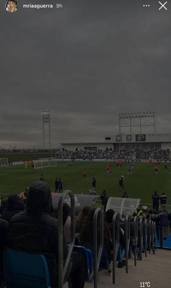 La joven estuvo presente en el entrenamiento a puertas abiertas que tuvo el Real Madrid en el Alfredo Di Stéfano y colgó una imagen a su Instagram del momento. Por esta razón, los medios brasileños no han dudado en catalogar este hecho como la confirmación del noviazgo entre ambos.