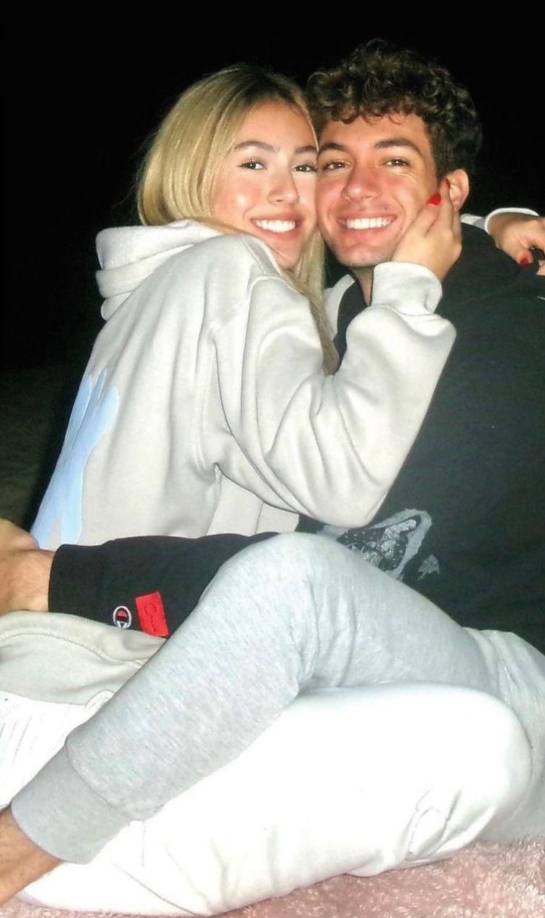 El joven a sus 17 años ha expresado abiertamente su relación con la joven Ivy Puente, con quien comparte momentos especiales en pareja y quien le robó su corazón.