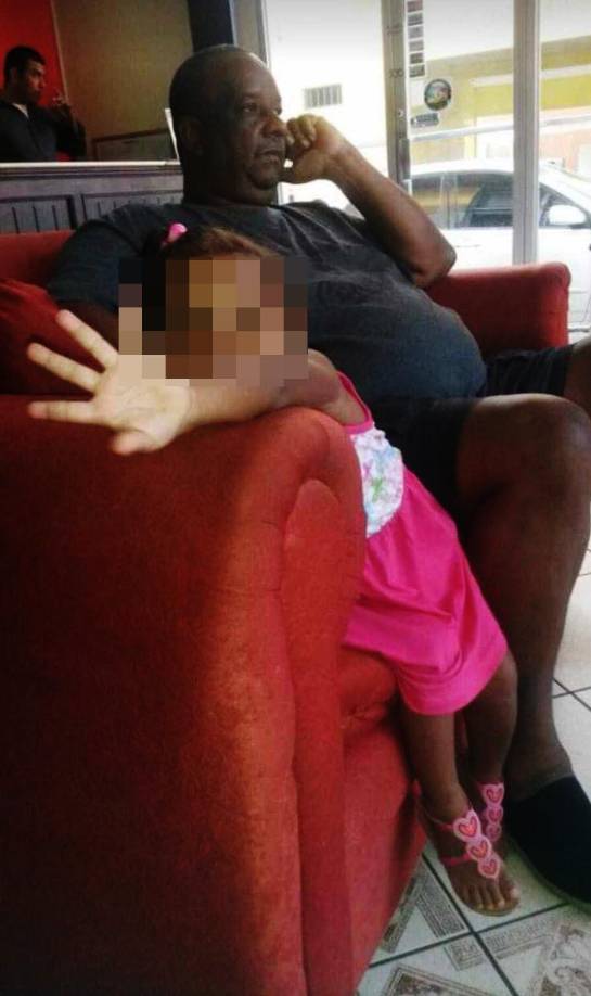 Issac Bennett intervino y sacó la peor parte, al ver que su padre estaba siendo atacado con un machete, Renold quiso salvar la vida de su progenitor y también fue asesinado.