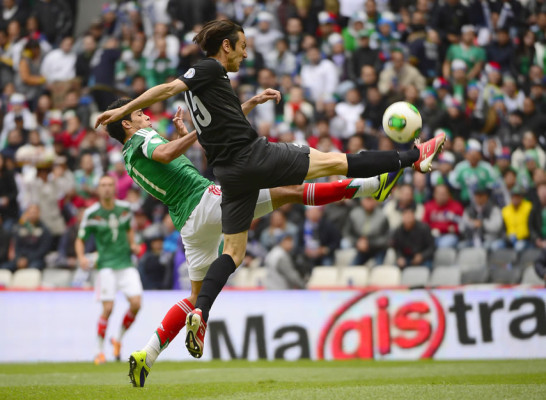 México golea a Nueva Zelanda y pone un pie en el Mundial de Brasil