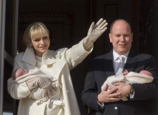 Mónaco presenta a sus príncipes mellizos