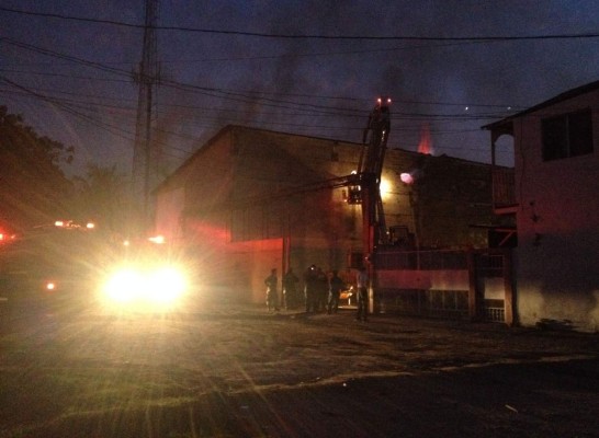 Bomberos controlan incendio en bodega sampedrana