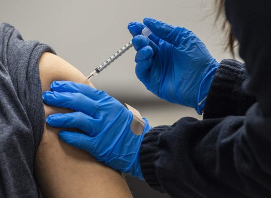 Vacunas Pfizer y Moderna no causan infertilidad masculina, según estudio