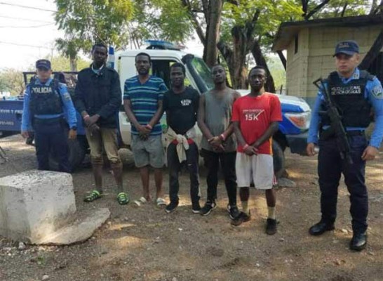 Detienen en Honduras a cinco inmigrantes que iban a EEUU