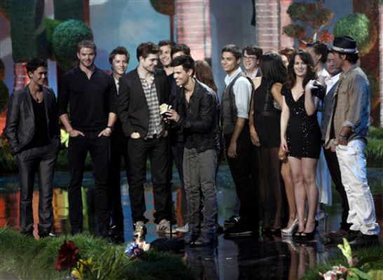 Robert Pattinson besa a Taylor Lautner en vivo