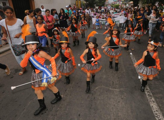 Pequeñitos rinden homenaje a la patria en desfiles por la capital