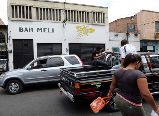 Asaltan cantina y le prenden fuego con los clientes adentro