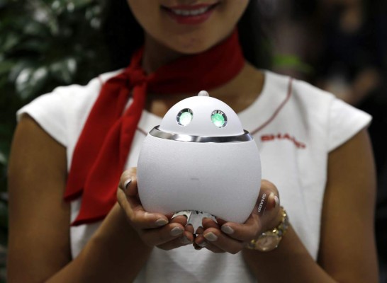 YUY15 TOKIO (JAPÓN), 04/10/2016.- Vista de un robot ayudante doméstico con forma de huevo de la empresa Sharp durante la feria tecnológica CEATEC en Makuhari, cerca de Tokio, Japón, hoy, martes 4 de octubre de 2016. La feria se celebra del 4 al 7 de octubre. EFE/Yuya Shino