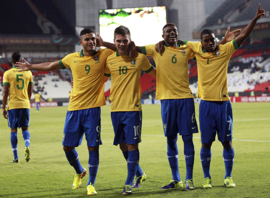 Brasil y Uruguay inician goleando