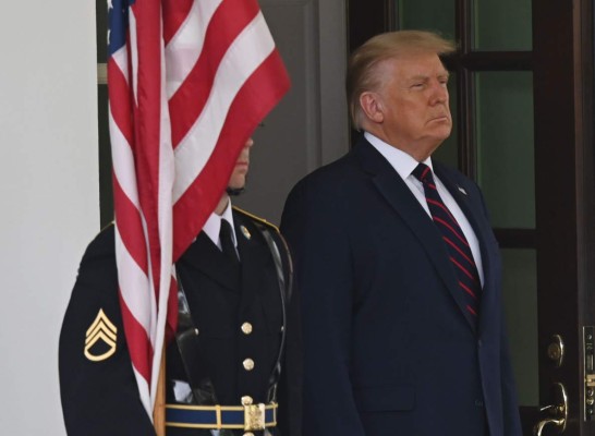 Trump anuncia que vacuna estadounidense sería aprobada 'en semanas'