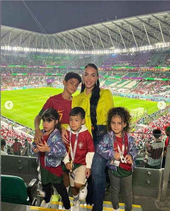 En otra imagen, Georgina Rodríguez sí se dejó ver con sus hijos.