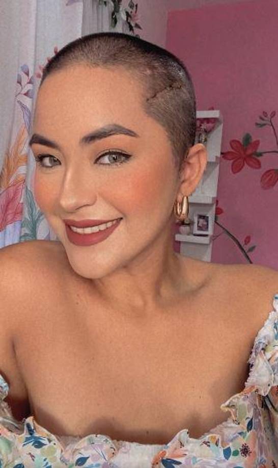 “Dios me permitió estar aquí nuevamente para expresar tanto agradecimiento que siente mi corazón. Gracias por el apoyo brindado a mi familia. Me espera una recuperación larga debido a la operación que fui sometida y despacio iré contestando cada mensaje que he recibido por parte de cada uno de ustedes”, escribió ella.